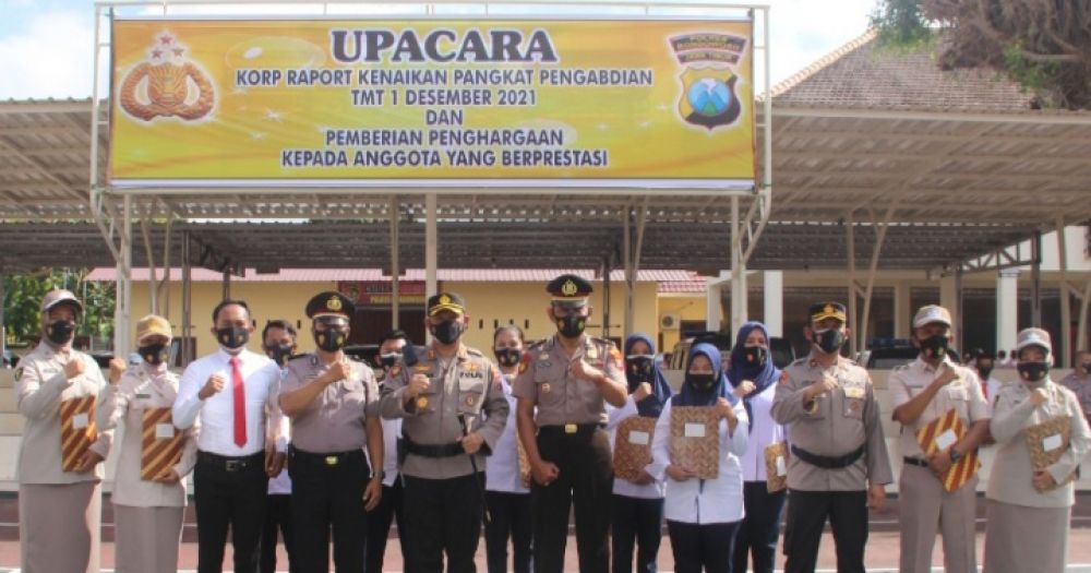Polres Bondowoso beri penghargaan anggota berprestasi