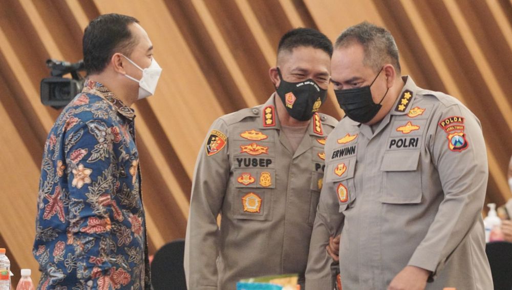 Kapolrestabes Surabaya Kombes Pol A Yusep Gunawan bersama Kabiddokkes Polda Jatim Kombes Pol Erwinn Zainul Hakim