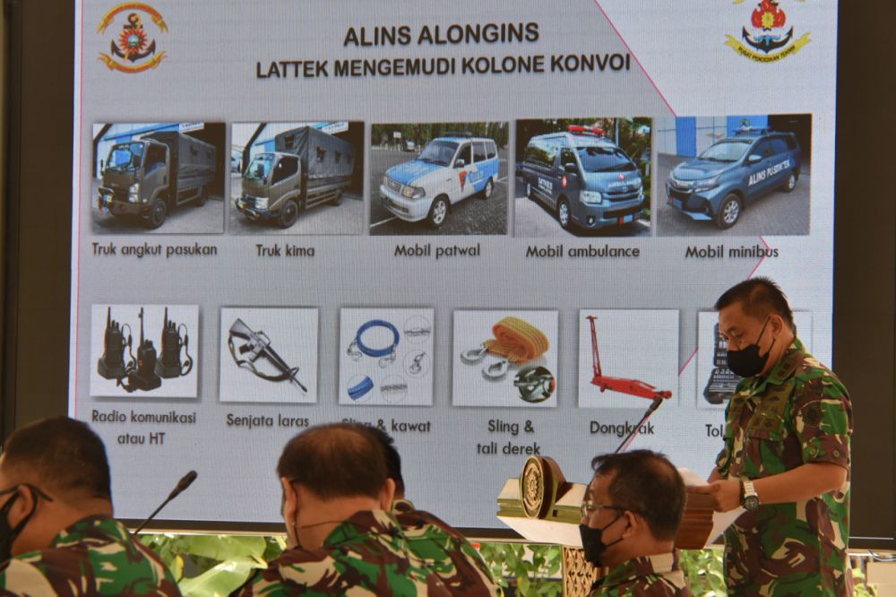 Dankodiklatal Laksamana Madya TNI Nurhidayat saat menerima paparan juknis Lattek konvoi mengemudi militer dan penanggulangan kebocoran di KRI
