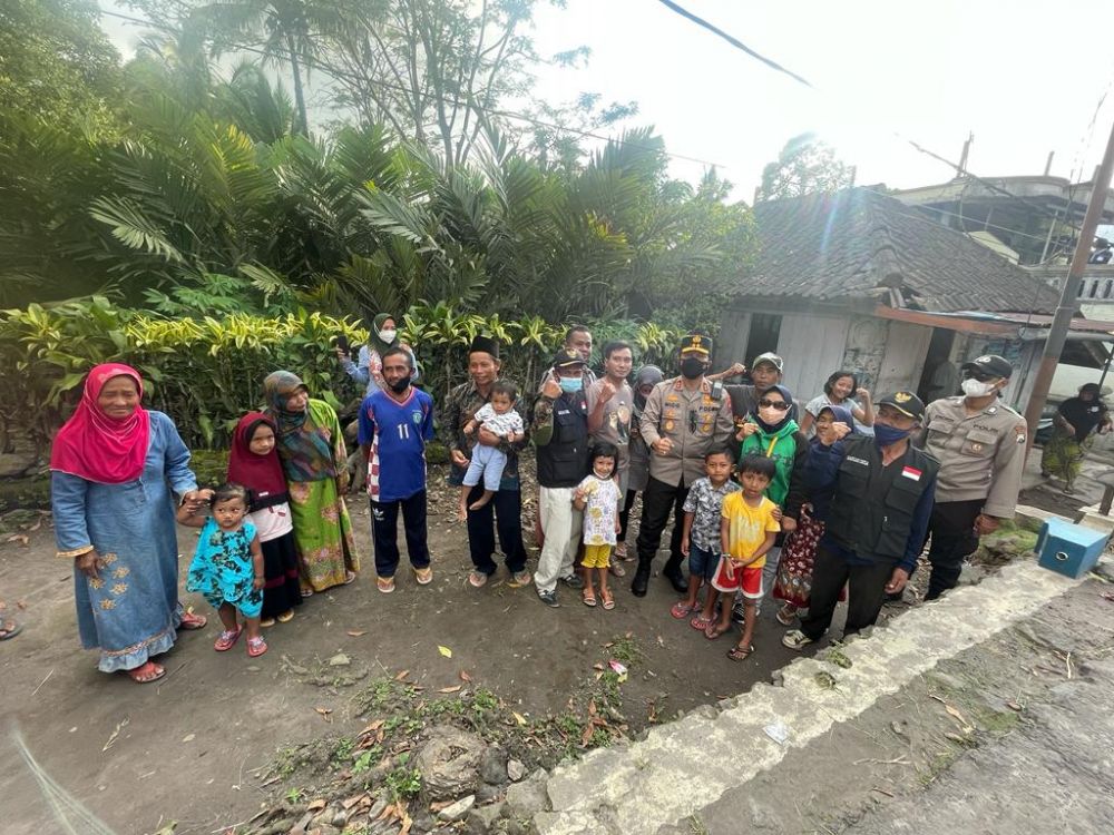 Kapolda Jatim Irjen Pol Dr Nico Afinta saat bersama anak-anak di lereng Gunung Semeru