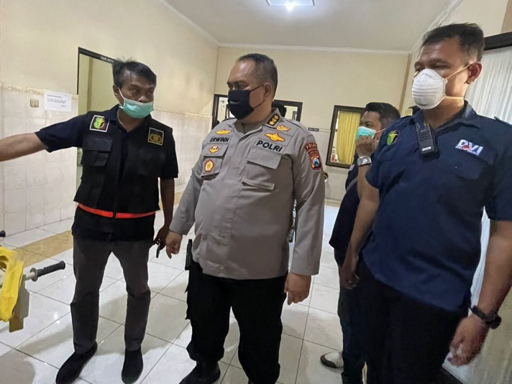 Kabiddokkes Polda Jatim Kombes Pol Erwinn Zainul Hakim bersama Tim DVI di Lumajang