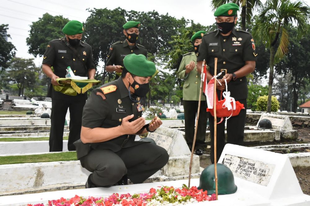 Danrem 084/BJ Brigjen TNI Herman Hidayat Eko Atmojo saat ikuti ziarah Nasional