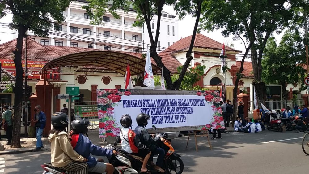 Foto saat para demontran dan mahasiswa mengawal proses persidangan Stella Monica di depan Pengadilan Negeri Surabaya
