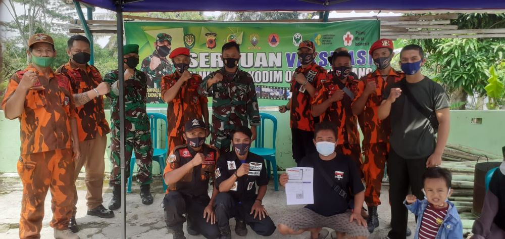 Foto saat acara vaksinasi di Makoramil 1008 Buahdua, Kabupaten Sumedang