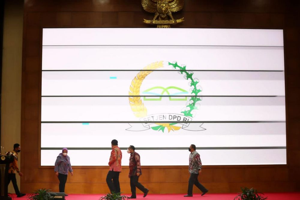 Logo baru spirit baru menunjang kinerja senator