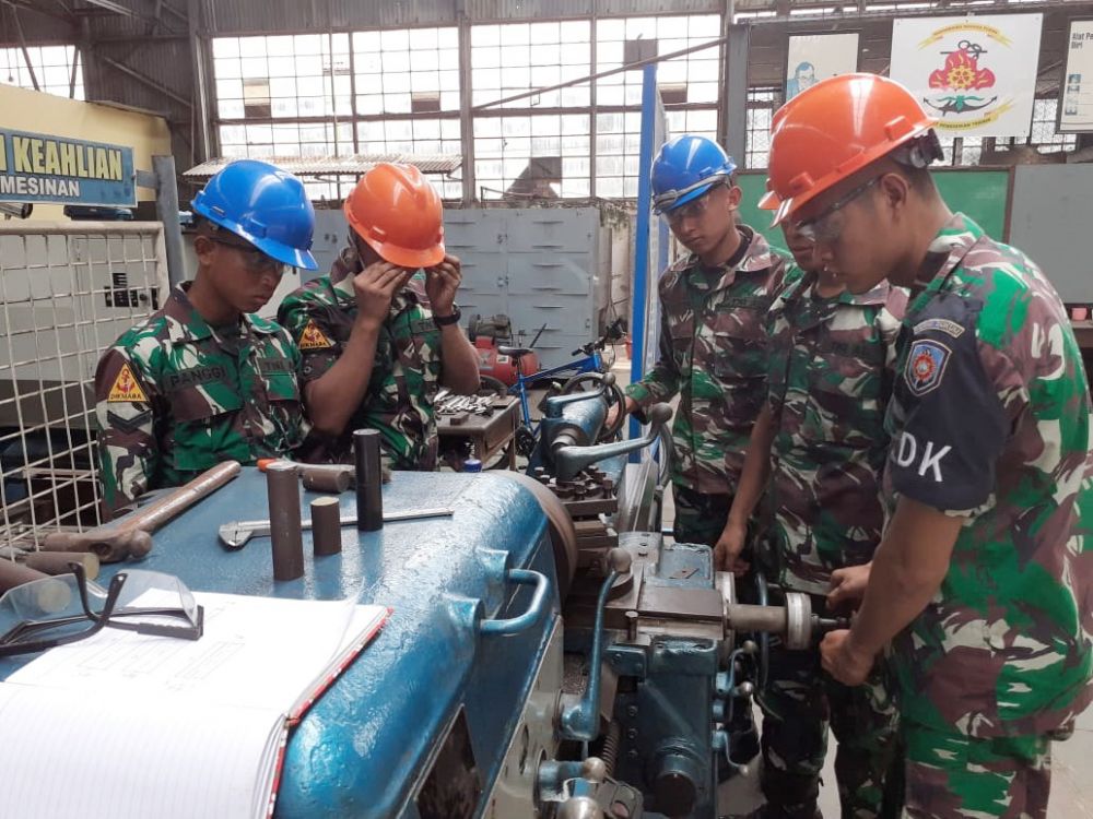 Siswa Dikmaba ke-41/1 Pusdiktek Lattek kerja teknik dan panel kontrol instalasi listrik