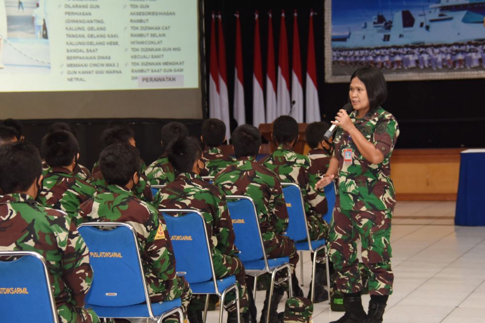 Pabandya Binkowal Letkol Laut (KH/W) Rinanda Sintasari saat berikan pembekalan