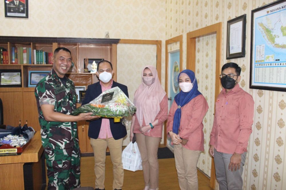 Dandim 0826 Pamekasan saat mendapat kue ulang tahun dan ucapan selamat