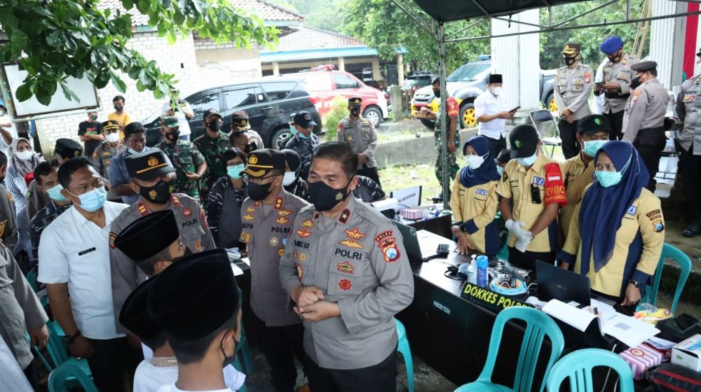 Wakapolda Jatim Cek Vaksin di Bangkalan Beri Motivasi Santri dan Warga
