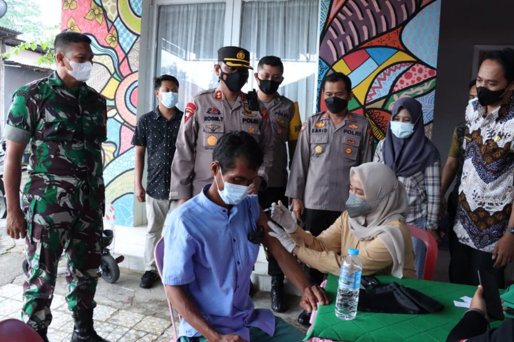 Kapolres Pamekasan AKBP Rogib Triyanto saat tinjau vaksin