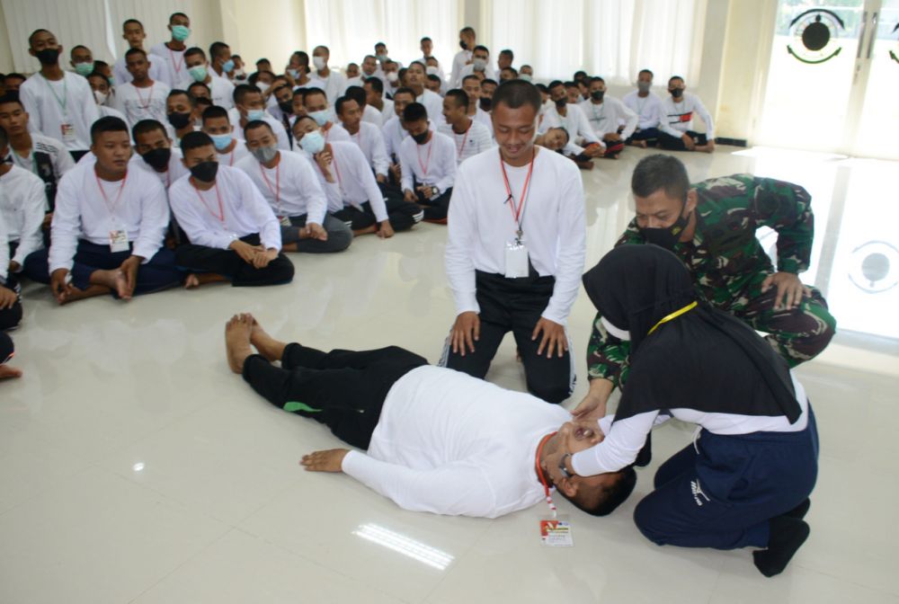 Mahasiswa Politeknik Negeri Madura saat mendapat pembekalan dari Kasatkes Kodiklatal