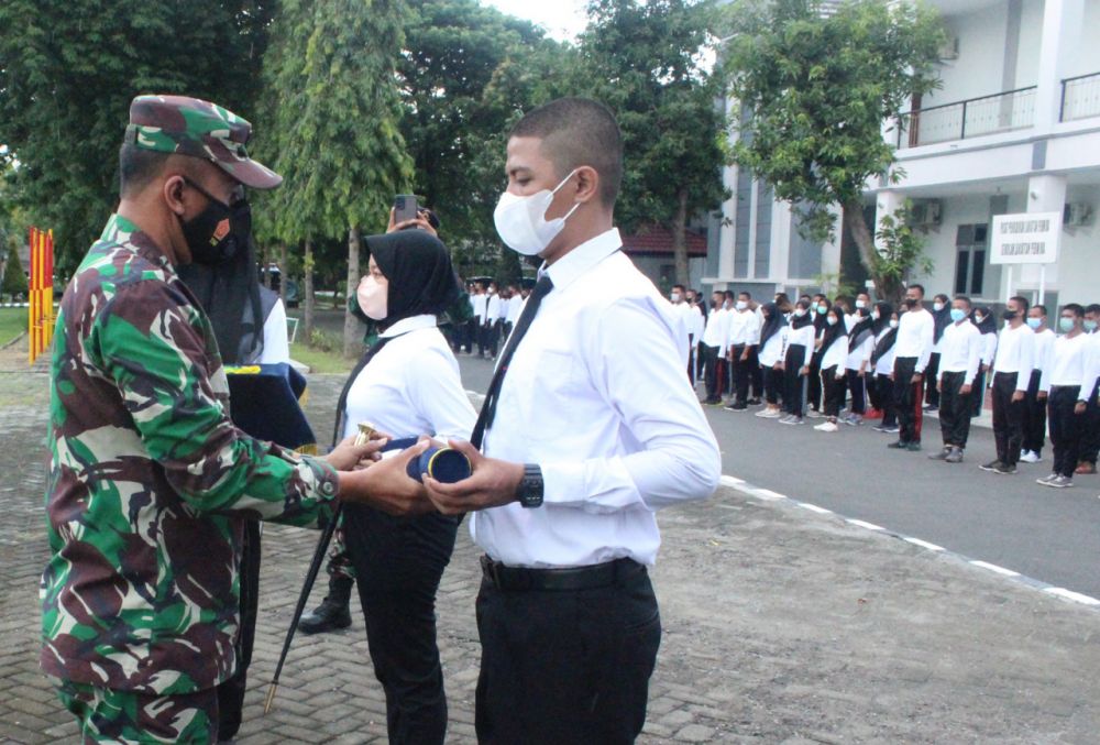 Danpusdiklapa Kodiklatal Tutup Latihan Dasar Bela Negara dan Kepemimpinan Mahasiswa Politeknik Negeri Madura