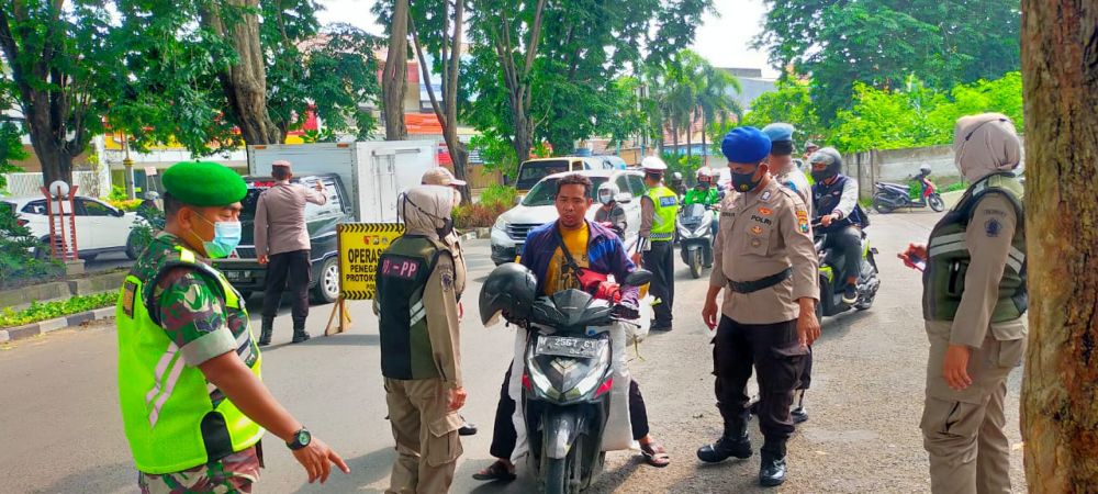Polres Gresik Gelar Ops Yustisi Tegur Pengendara Tanpa Masker dan Berbagi Masker