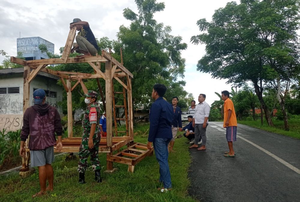 Serka Hari bersama warga bangun pos kamling demi tingkatkan keamanan lingkungan
