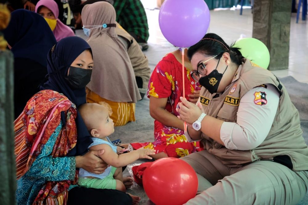 Tim trauma healing Polri saat memberikan semangat kepada para korban Erupsi Gunung Semeru