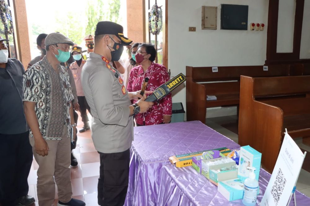 Kapolres Pasuruan Kota AKBP Raden Muhammad Jauhari saat cek persiapan pengamanan di Gereja