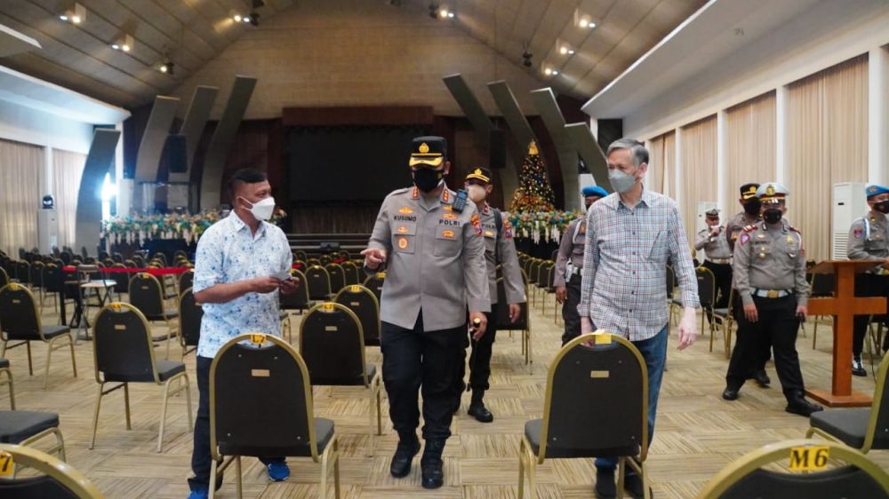 Kapolresta Sidoarjo Kombes Pol Kusumo Wahyu Bintoro saat tinjau keamanan Gereja