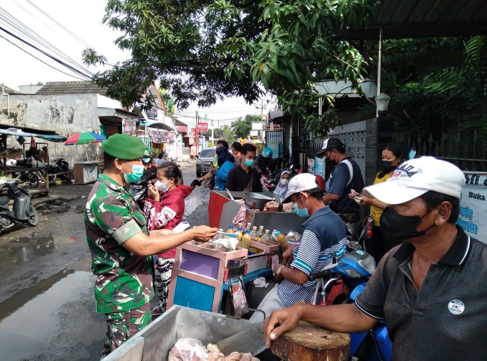 Tegakkan Disiplin Prokes Babinsa Koramil 0831/05 Rungkut Bersama Tiga Pilar Sasar Pasar Pagi