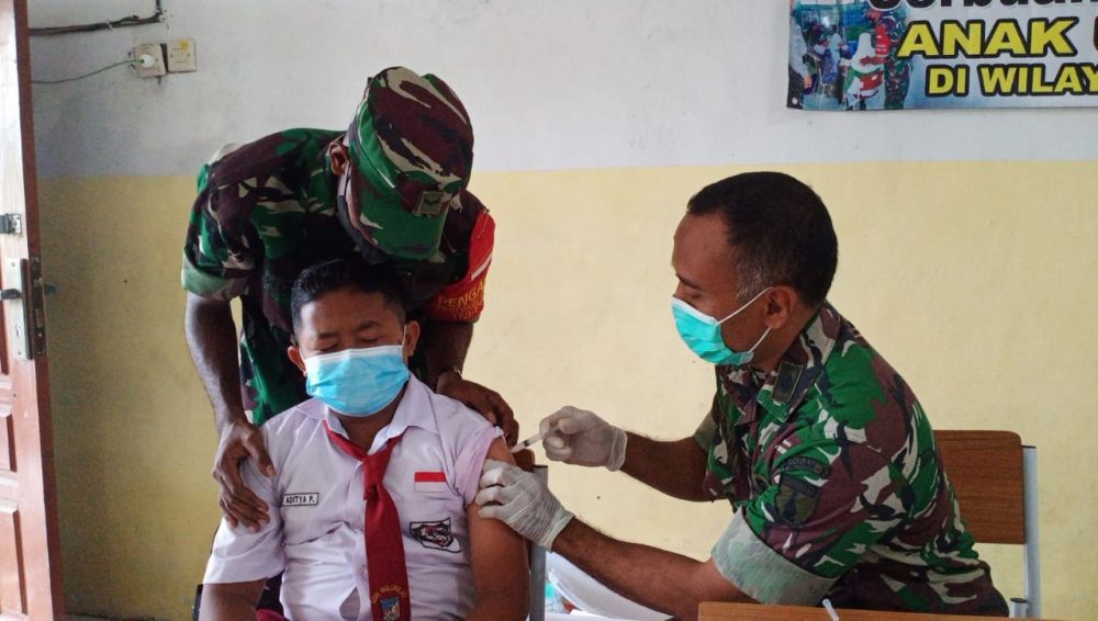 Babinsa Koramil 0817/10 Benjeng lakukan pendampingan Vaksin siswa SDN 98 Gresik