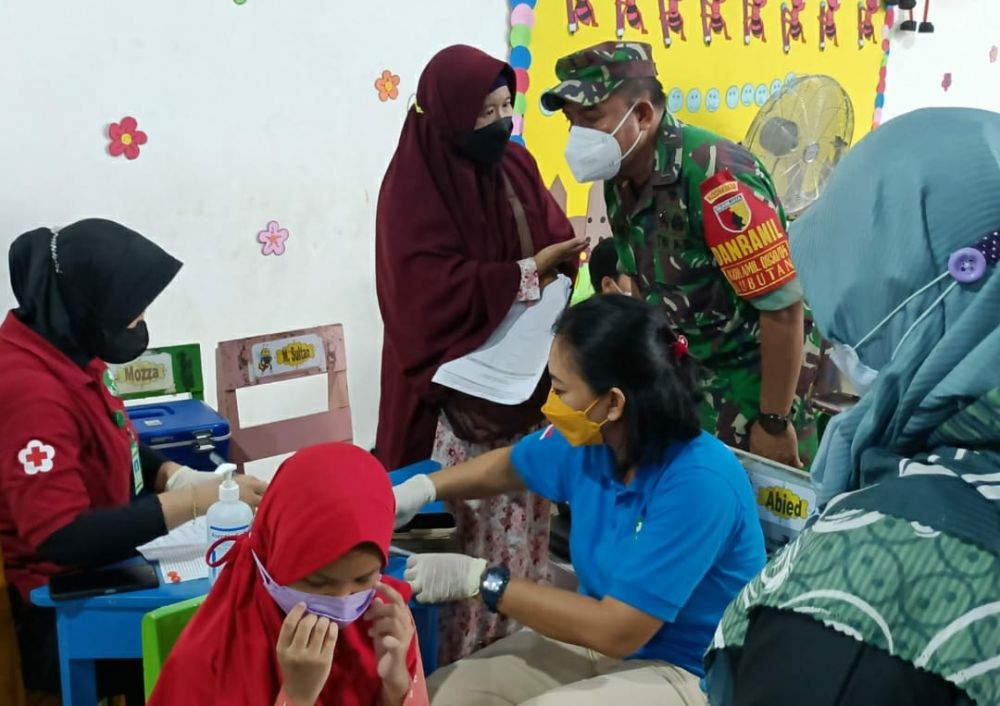 Babinsa Koramil 0830/04 Bubutan lakukan pendampingan Vaksin siswa SD Muhammadiyah 20