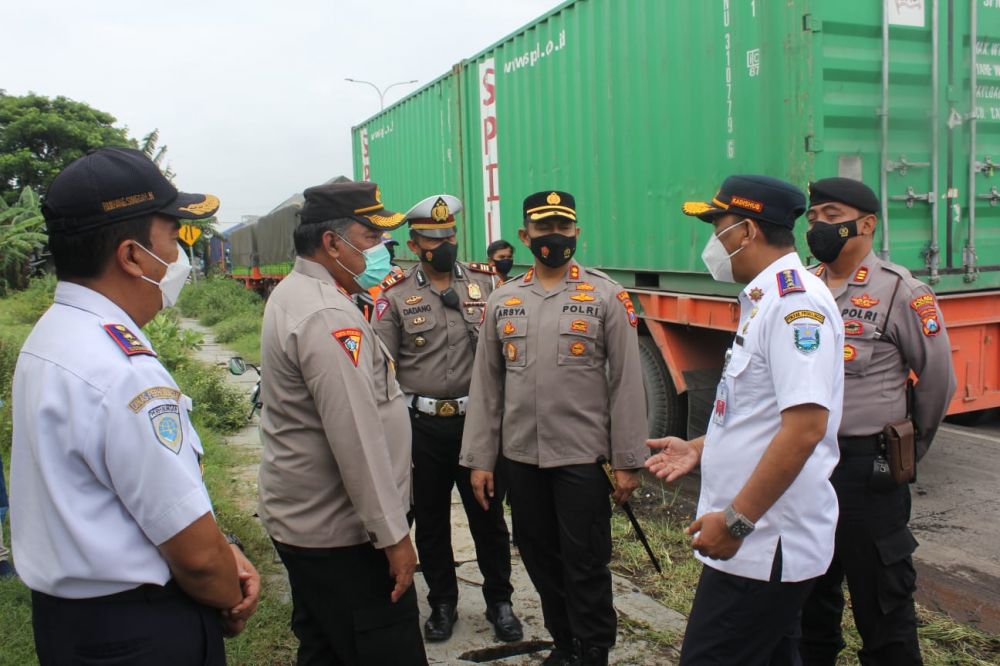 Kapolres Probolinggo AKBP Teuku Arsya Khadafi saat cek terminal, stasiun dan pos pantau