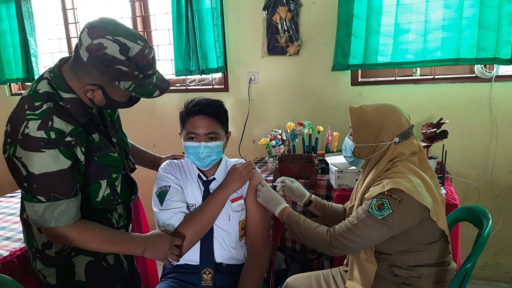 Koramil 0826/05 Kembali Gelar Vaksin di SMPN 1 Larangan
