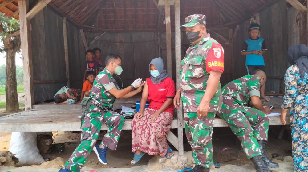 Babinsa Koramil 0828/06 Jrengik lakukan pendampingan Vaksin di wilayah binaan