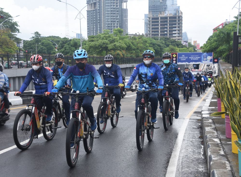 Dankodiklatal Laksamana Madya TNI Nurhidayat lakukan gowes beserta staf Kodiklatal