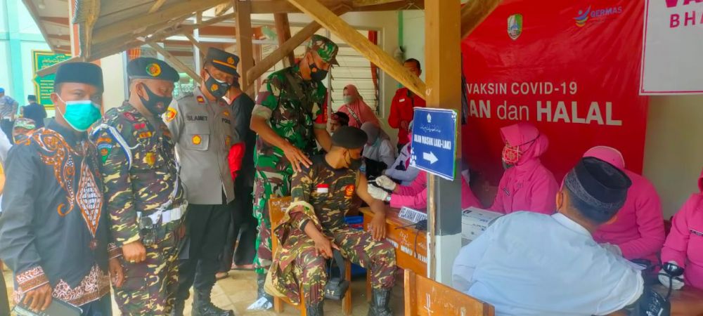 Kapolres Sampang AKBP Arman saat menghadiri vaksin di Haul Akbar Masyayikh