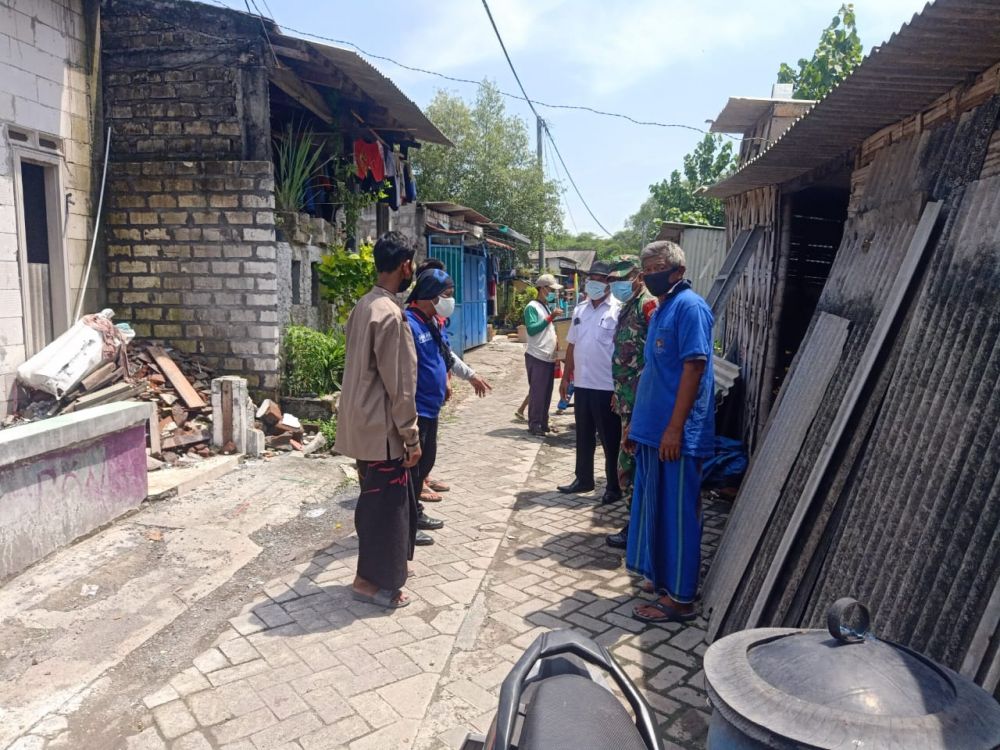 Babinsa Koramil 0831/05 Rungkut himbau warga agar berhati-hati saat melaut di musim hujan