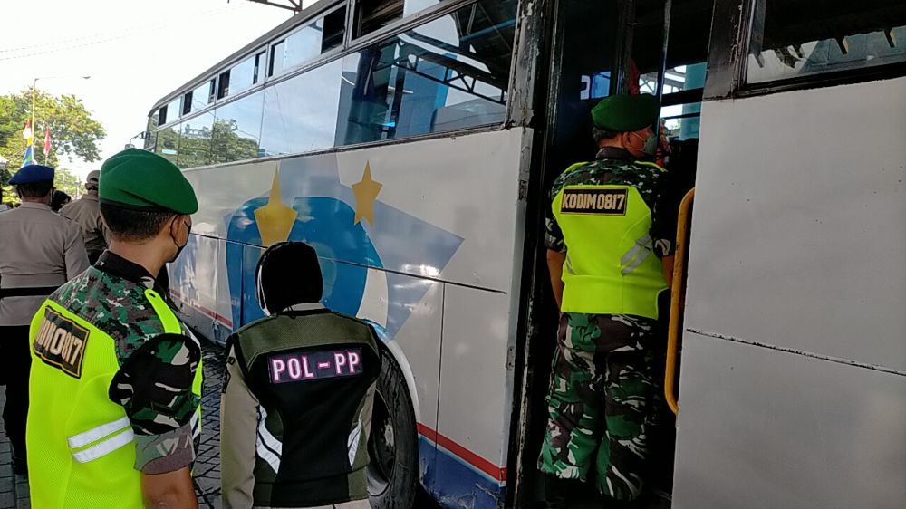 Babinsa, Satpol-PP dan Bhabinkamtibmas terus gencarkan Prokes di Terminal Bunder