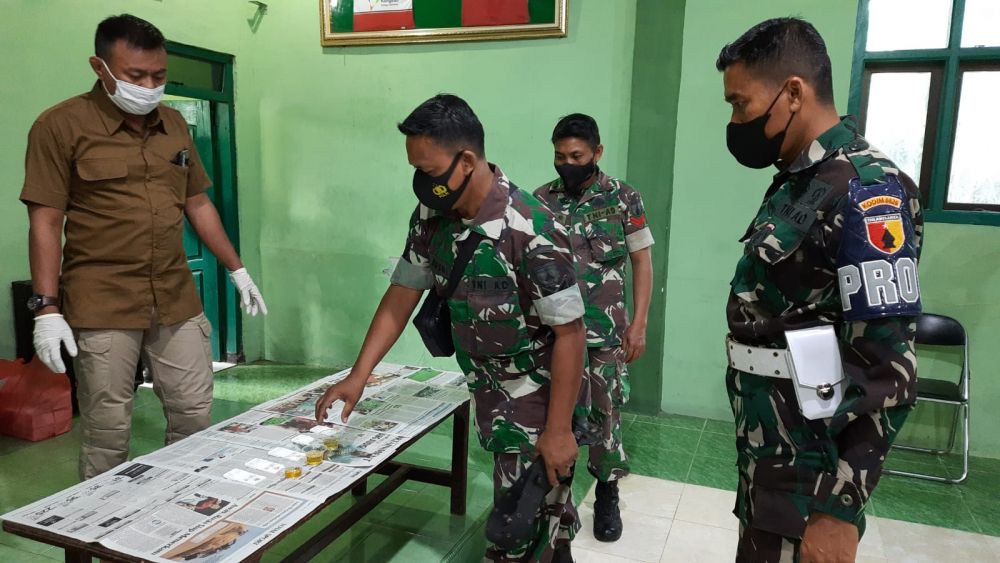Anggota Kodim 0826 Pamekasan saat lakukan tes urine