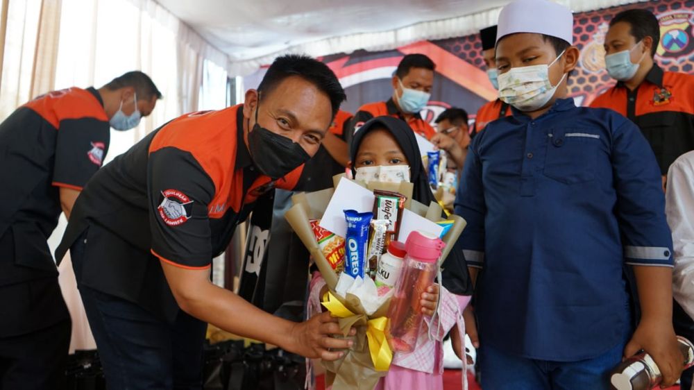Angkatan TTNT Polres Gresik saat Bansos di Ponpes