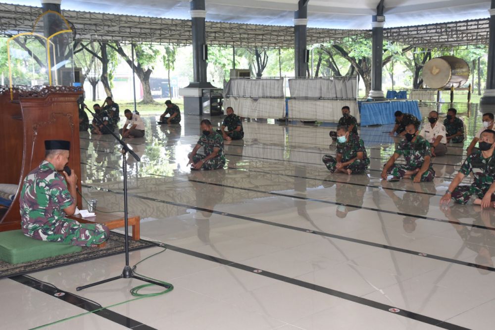 Prajurit dan PNS saat ikuti Kauseri Agama