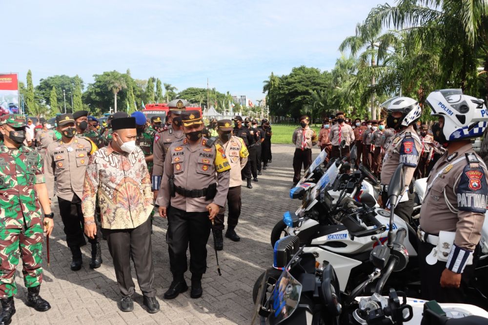 Bupati Gresik Gus Yani didampingi Kapolres Gresik AKBP Mochamad Nur Azis saat cek Apel Pasukan Ops Lilin Semeru 2021