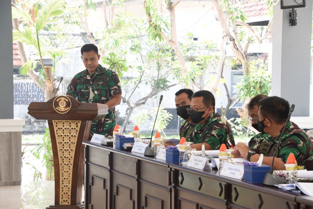 Dankodiklatal Laksamana Madya TNI Nurhidayat saat terima paparan Juknis penyelamatan dari Wira Jala Yudha