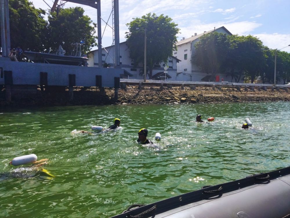 Siswa Dikmaba Pusdikkes di gembleng renang laut