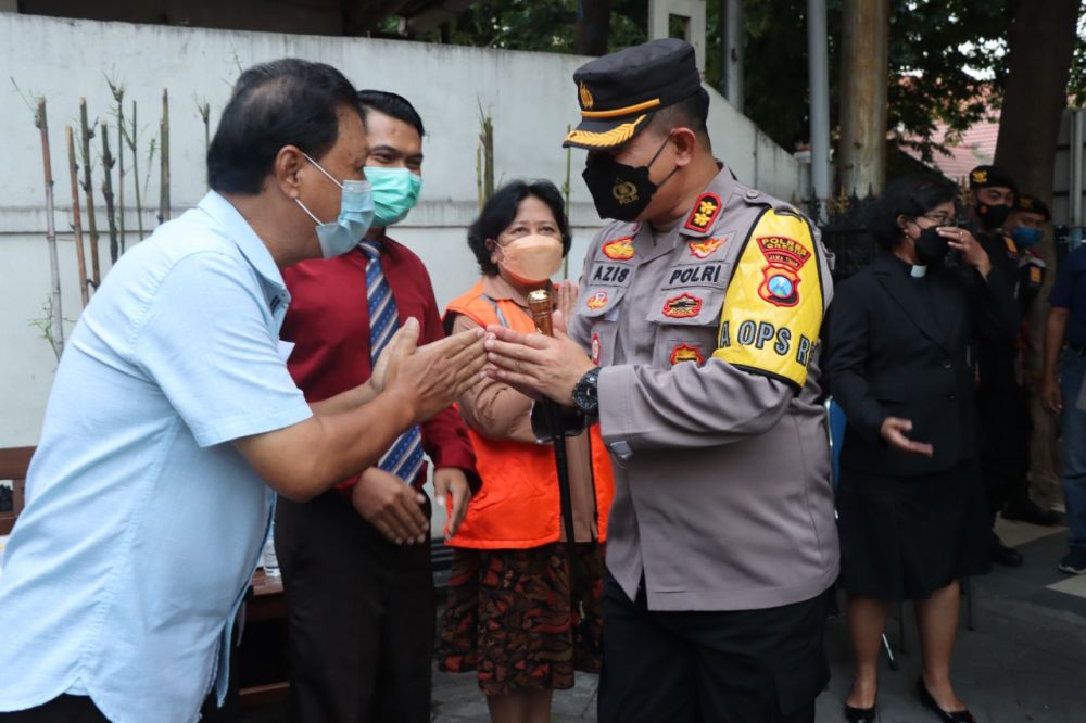 Kapolres Gresik AKBP Mochamad Nur Azis saat tinjau tempat ibadah pengamanan Natal