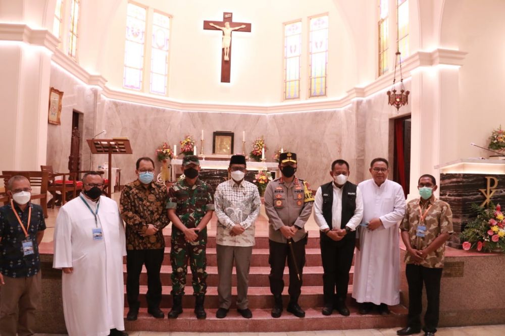 Menkopolhukam bersama Forkopimka Jatim saat cek gereja