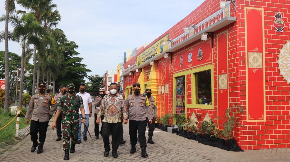 Kapolres Gresik AKBP Mochamad Nur Azis saat cek pos pelayanan Nataru