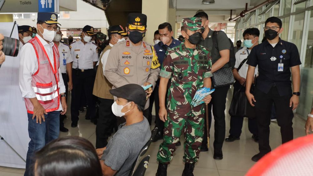 Kapolda Jatim Irjen Pol Dr Nico Afinta dan Pangdam V Brawijaya Mayjen TNI Nurchahyanto saat berbagi masker