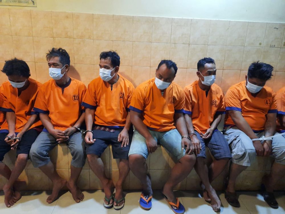 Tersangka yang diamankan Polresta Banyuwangi beserta barang bukti