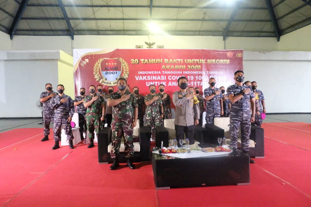 Kapolda Jatim Irjen Pol Dr Nico Afinta saat menghadiri gelaran vaksinasi 20 tahun Akabri 2001