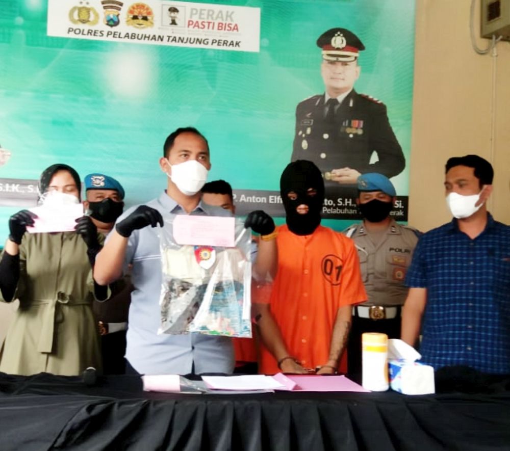 Tersangka diamankan Satreskrim Polres Tanjung Perak beserta barang bukti