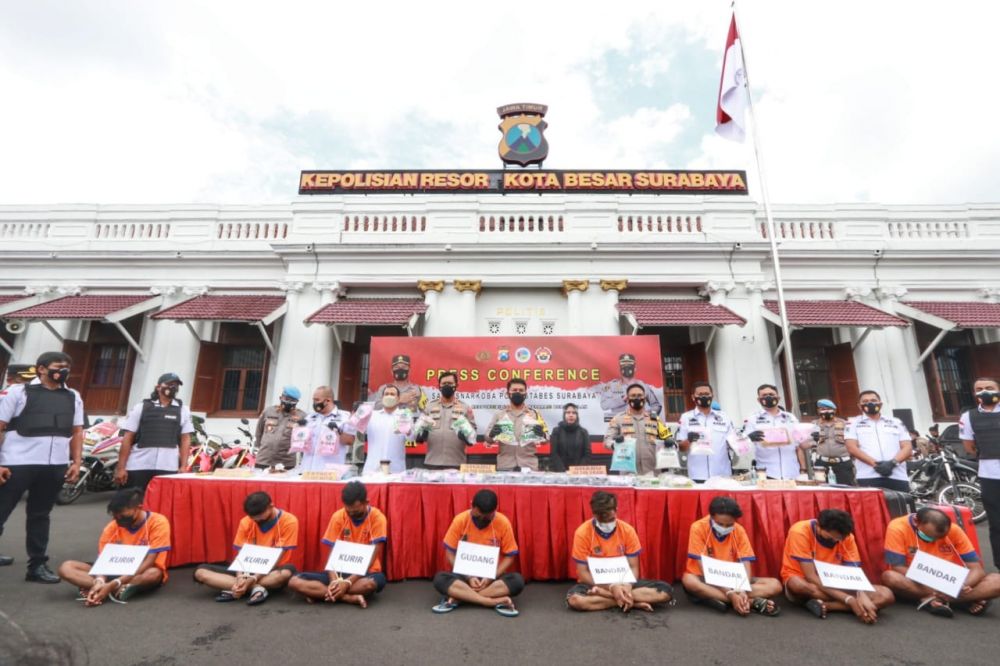 Kapolda Jatim Irjen Pol Dr Nico Afinta didampingi Kabid Humas Polda Jatim Kombes Pol Gatot Repli Handoko dan Kapolrestabes Surabaya Kombes Pol A Yusep Gunawan ungkap kasus Narkotika