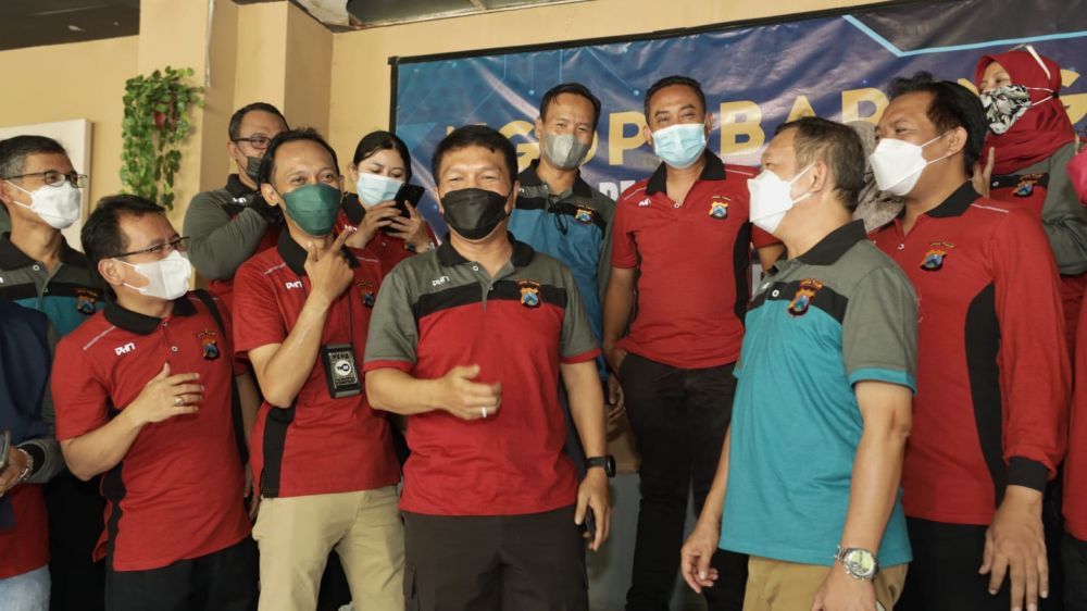 Kapolda Jatim Irjen Pol Dr Nico Afinta bersama awak media