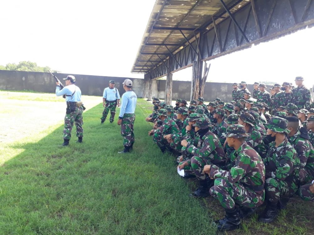 Siswa Pusdiktek Kodiklatal saat latihan menembak asah naluri tempur