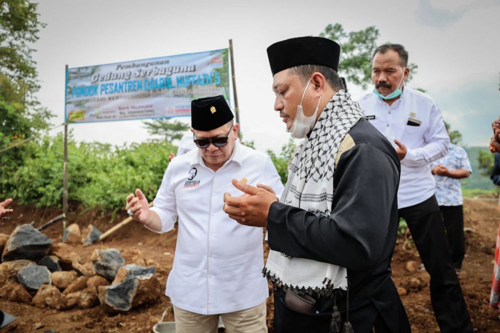 Ketua DPD RI AA LaNyalla Mahmud Mattalitti saat peletakan batu pertama