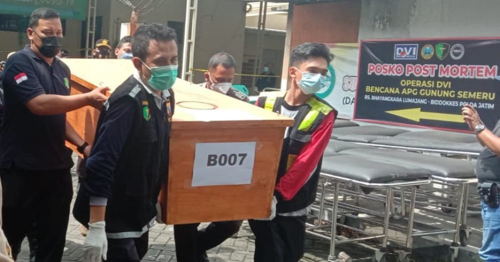 Tim DVI Polda Jatim serahkan jenazah korban Erupsi Semeru