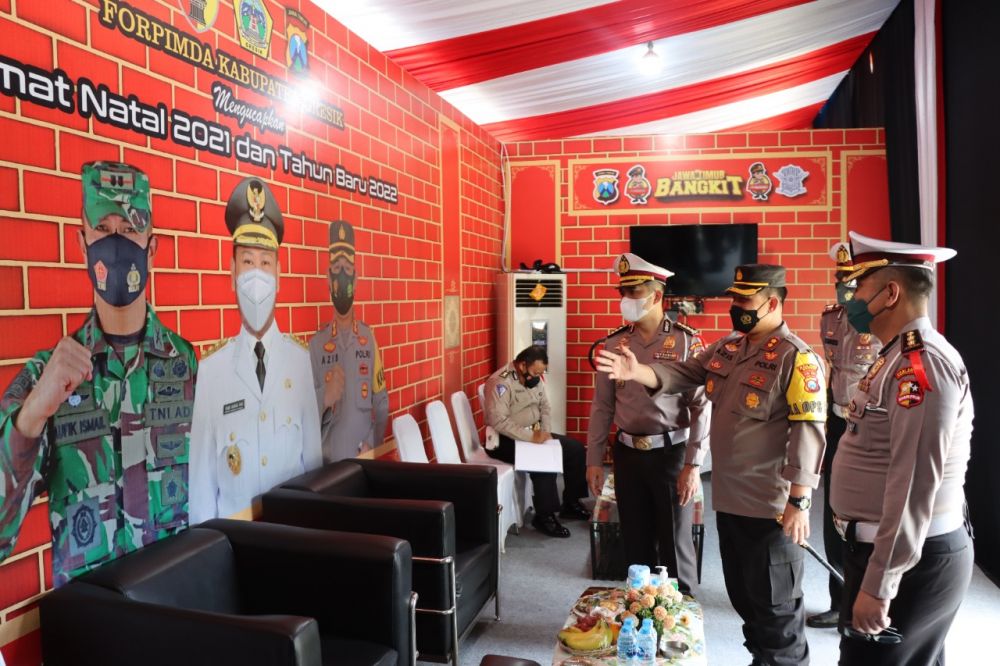 Kapolres Gresik AKBP Mochamad Nur Azis saat dampingi Korlantas Polri Cek pos pelayanan